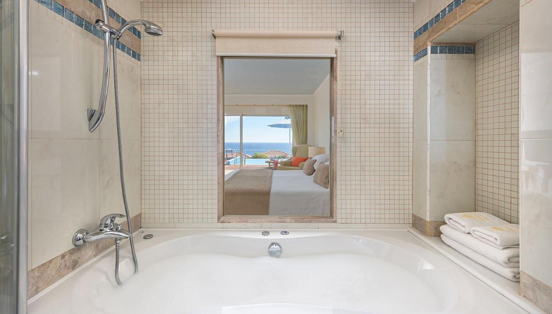 Camera Deluxe con Vista Mare e Piscina Privata (2 Adulti)